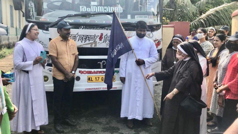 വൃദ്ധ സദനത്തിലെ അന്തേവാസികൾക്ക് മെട്രോ യാത്രയുമായി പുതുപ്പാടി NSS