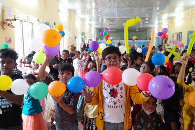 ബലൂണുകളിൽ വർണ്ണ വിസ്മയമൊരുക്കി റൈഹാൻ