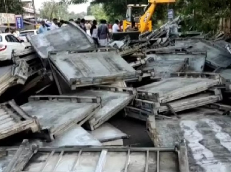 ലോറിയില്‍ നിന്ന് ഇരുമ്പ് ഷീറ്റുകള്‍ പുറത്തേക്ക് വീണു; വഴിയാത്രക്കാരായ രണ്ടുപേക്ക് ദാരുണാന്ത്യം