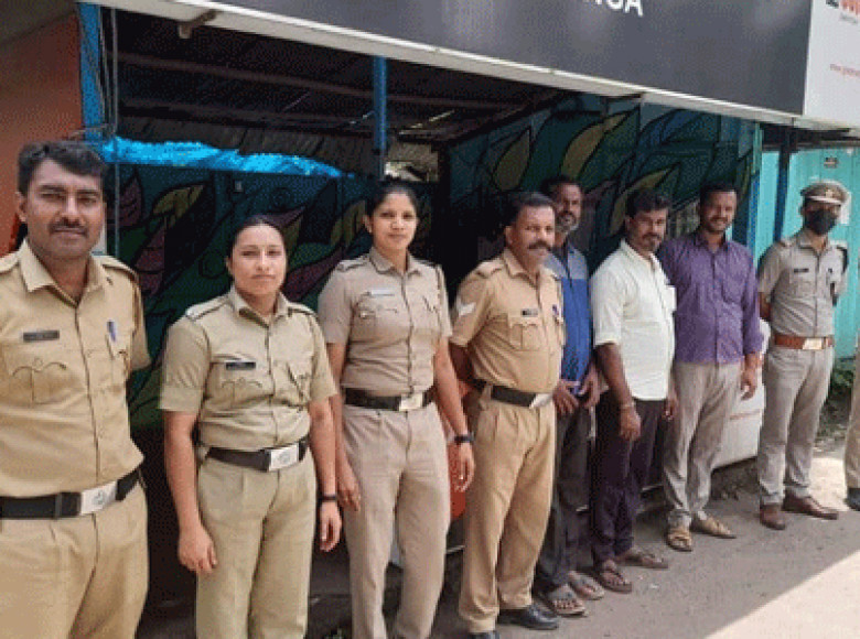 മുത്തങ്ങ ചെക്ക് പോസ്റ്റില്‍ 22 ലക്ഷം പിടികൂടി; രണ്ട് കേസുകളിലായി 5 പേരും കാറും പിടിയില്‍