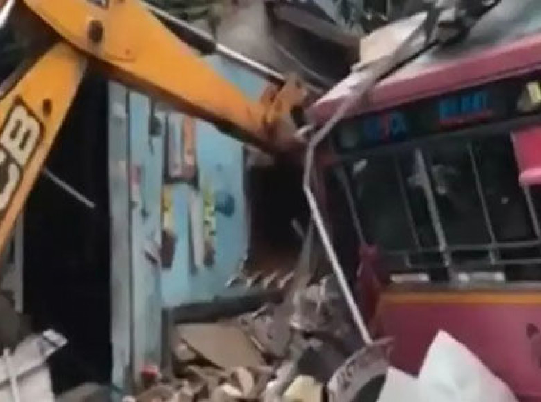 വയനാട് കടയിലേക്ക് ബസ് ഇടിച്ചുകയറി; നാല്‍പ്പതോളം പേര്‍ക്ക് പരിക്ക്