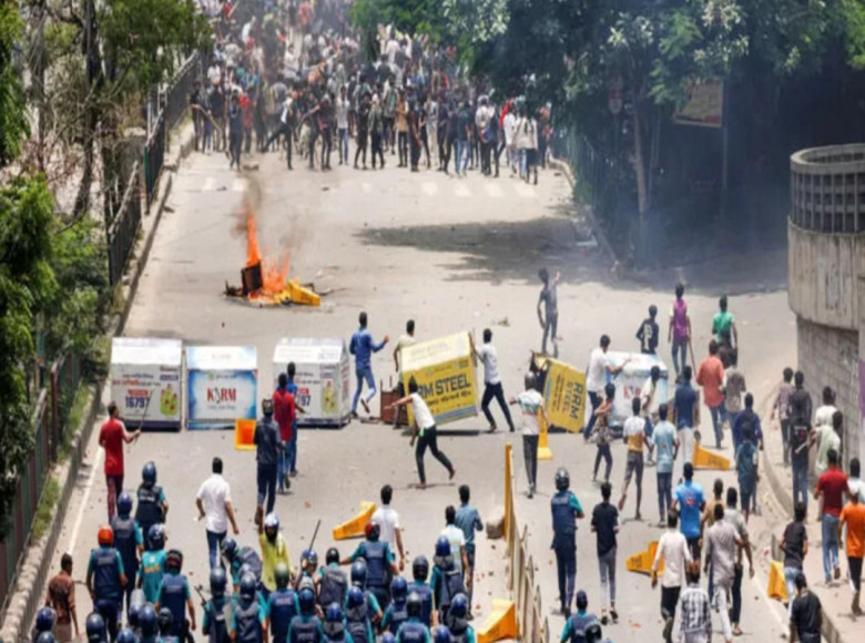 ആളിക്കത്തി ബംഗ്ലാദേശ് : 5 റൗണ്ട് വെടിവച്ച് പൊലീസ് , ഇതുവരെ 133 മരണം