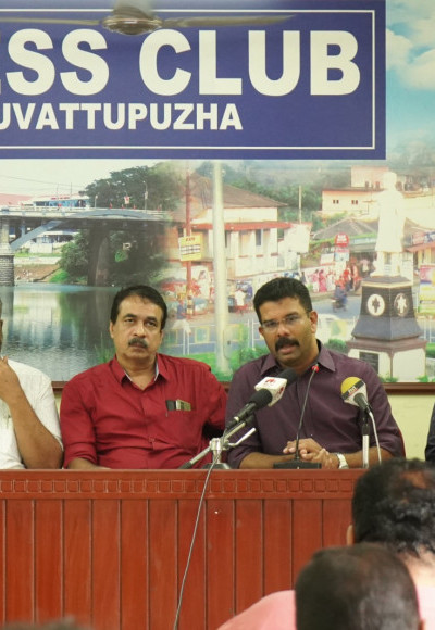 നഗരവികസനം മുഖ്യമന്ത്രിക്ക് ഭീമഹർജി നൽകി മൂവാറ്റുപുഴയിലെ ജനകീയ കൂട്ടായ്മ