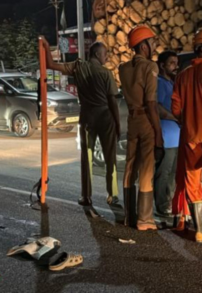 മൂവാറ്റുപുഴയിലെ തൃക്കളത്തൂർ പള്ളിത്താഴത്ത് സ്കൂട്ടർ അപകടത്തിൽ രണ്ട് പേർ മരിച്ചു.