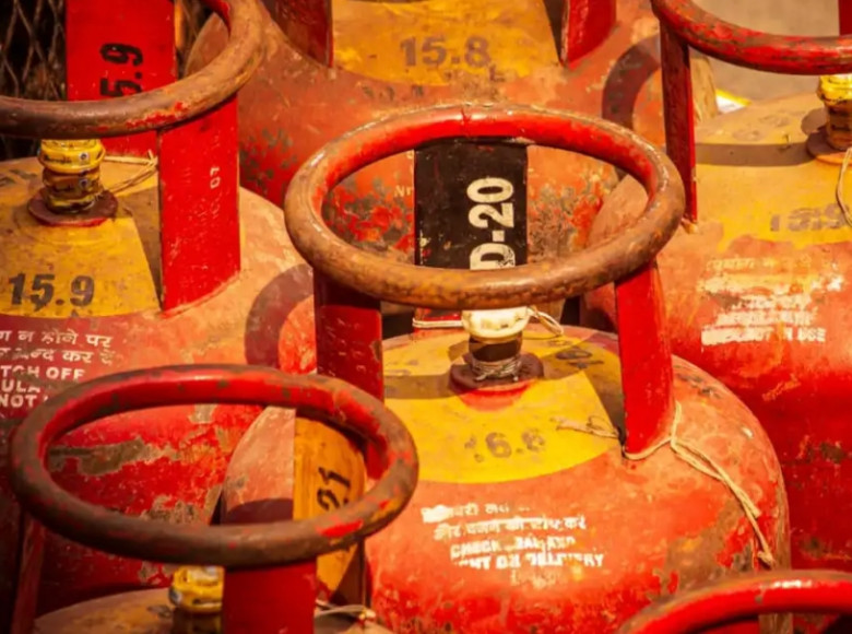 ഗുരുതര സാഹചര്യത്തിനിടെ ഇരുട്ടടി, ഒറ്റയടിക്ക് സിലിണ്ടറിന് കൂട്ടിയത് 29 രൂപ ; രാജ്യത്ത് വാണിജ്യാവശ്യങ്ങള്‍ക്കുള്ള പാചക വാതകത്തിന്‍റെ വില വര്‍ധിപ്പിച്ചു