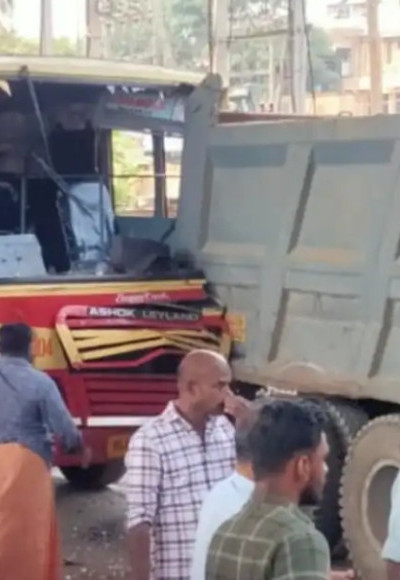 എരമല്ലൂരിനടുത്ത് വൻ അപകടം ; കെഎസ്‌ആര്‍ടിസി ബസ് ലോറിയിലിടിച്ചു ; 40 ഓളം പേര്‍ക്ക് പരിക്ക്