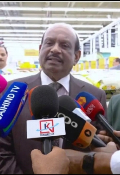 ലോണ്‍ എടുത്തിട്ടായാലും ശമ്പളം കൊടുക്കുമെന്ന് യൂസഫലി ; ' ഇത് പതറാതെ നില്‍ക്കേണ്ട സമയം, ലുലുവില്‍ ശമ്പളം കുറയ്ക്കില്ല'