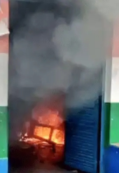 തെരഞ്ഞെടുപ്പ് ഫലം പുറത്തുവന്നതിന് പിന്നാലെ പശ്ചിമ ബംഗാളില്‍ വ്യാപക അക്രമം ; ജാമുറിയയില്‍ തൃണമൂല്‍ കോണ്‍ഗ്രസ് പാര്‍ട്ടി ഓഫിസ് തീയിട്ടു നശിപ്പിച്ചു