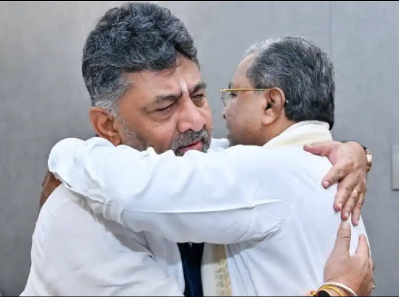 രാജി പ്രഖ്യാപിച്ച്‌ സിദ്ധരാമയ്യ, കാല്‍തൊട്ട് വന്ദിച്ച്‌ ഡികെ ശിവകുമാര്‍ ; കര്‍ണാടകയില്‍ നേതൃമാറ്റം