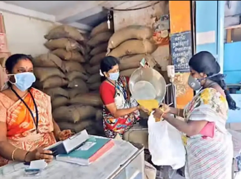 ഇനി അതാത് മാസത്തെ റേഷൻ മാത്രം, ഒന്നിച്ച്‌ നല്‍കുന്ന പരിപാടി നിര്‍ത്തി സര്‍ക്കാര്‍ ; നീലക്കാര്‍ഡിനുള്ള അധിക അരിവിഹിതവും ഇനി കിട്ടില്ല